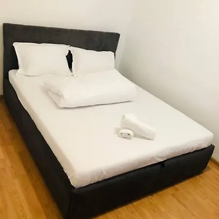 Apartment Apt Near Spitalul Judetean, Need Lr14 *