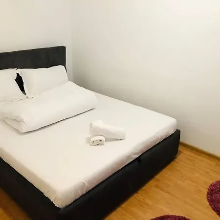 Apartment Apt Near Spitalul Judetean, Need Lr14 *